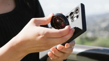 A photo of a person attaching Moment Wide 18mm lens to Galaxy S24 Ultra.